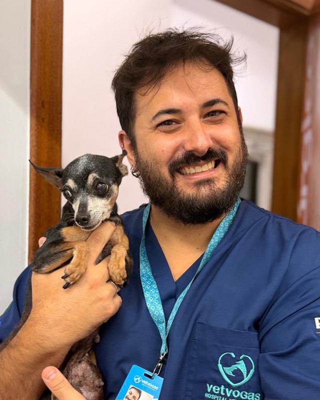 Lucas Vogas com um paciente no colo
