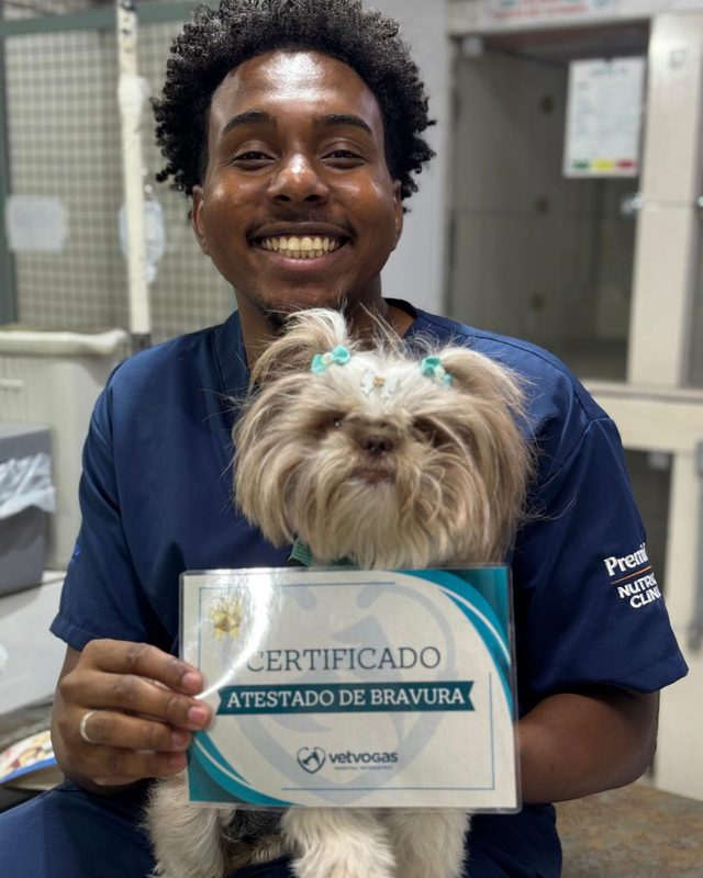 Paciente recebendo o certificado de bravura